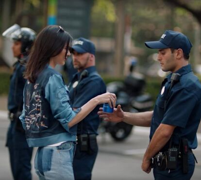 Anúncio com Kendall Jenner gera polémica