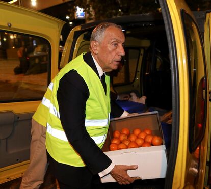Marcelo distribui comida durante a noite