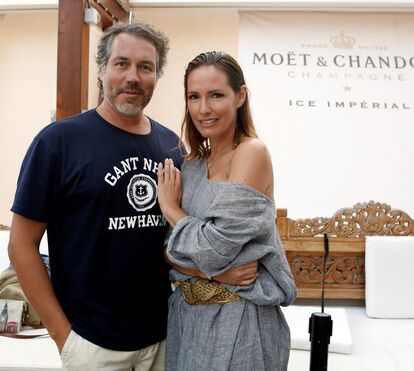 Fernanda Serrano e Pedro Miguel Ramos juntam-se na praia para desmentir separação