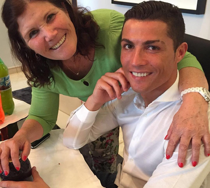 Dolores cumpre promessa em Fátima... e Ronaldo marca 2 golos!