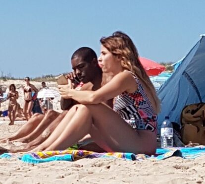 Maria Sampaio namora na praia