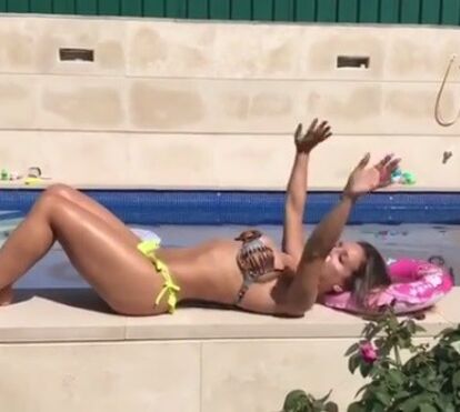 Veja o vídeo de Luciana Abreu sensual à beira da piscina