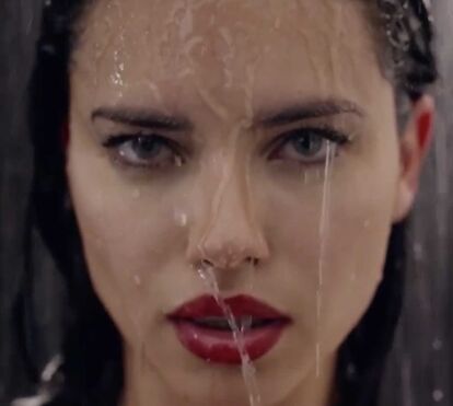 Adriana Lima mostra-se a tomar duche completamente nua. Veja o vídeo