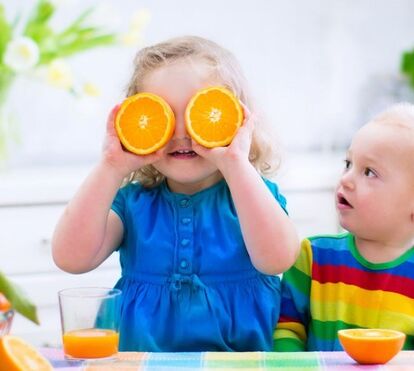 Por que deve deixar o seu filho brincar com a comida