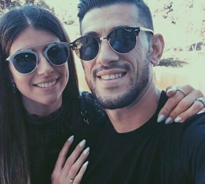 Mulher de Pizzi diverte-se em Ibiza em dia de derby decisivo