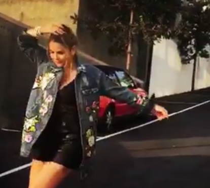 Katia Aveiro faz dança sexy ao amanhecer e mostra tudo
