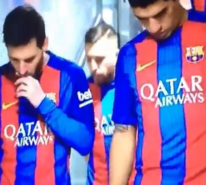 Leo Messi cospe dente após ter sido atingido na cara