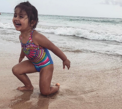 Carolina Patrocínio e filha lindas com fato-de-banho igual