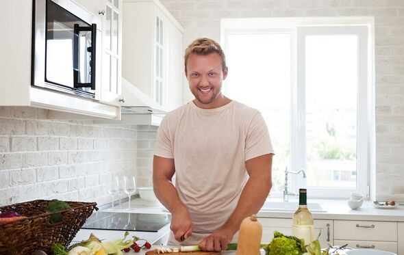 homem cozinha