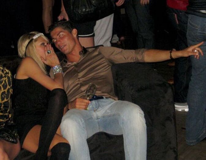 A socialite Paris Hilton com Cristiano Ronaldo numa festa em Los Angeles, em 2009 
