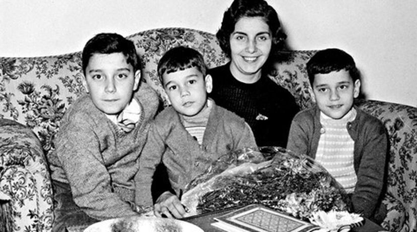 Marcelo Rebelo de Sousa com os irmãos, António e Pedro, e a mãe, a assistente social Maria das Neves. 
