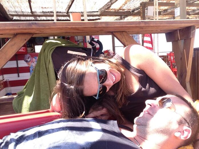 O casal durante um momento de descontração, na praia