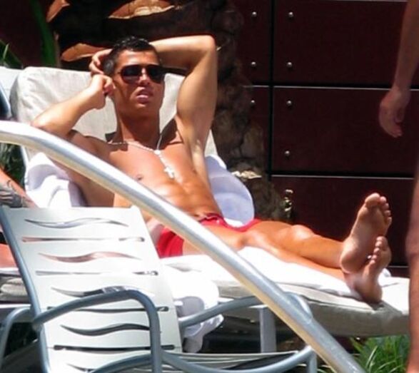 O atleta na piscina do Beverly Hills Hotel no mesmo verão, antes de ser recebido com uma festa, no estádio Santiago Bernabéu, em Madrid. Em agosto de 2009 voltou à Florida e forneceu o seu material genético por forma a conceber Cristianinho.