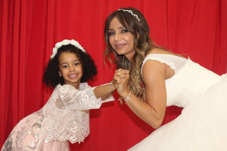 Lyani sorridente com a mãe, Luciana Abreu.