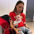 O jogador Lujbomir Fejsa com a mulher, Suzana, e o filho, Mateo