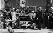 Tippi Hedren e Alfred Hitchcock, em 1963