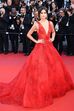 Sara Sampaio com um modelo Zuhair Murad