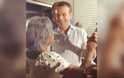 Emmanuel Macron diverte-se com mulheres