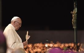 Inédito: Francisco foi a pé na procissão das velas 