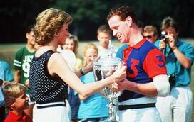 Ex-amante da princesa Diana diz que ela "ficaria preocupada" com a rutura entre William e Harry