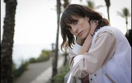 Protagonista da novela 'Rainha das Flores' Isabel Abreu obrigada a mudar-se para França com a família