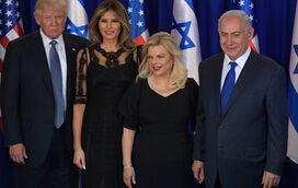 Melania Trump recusa-se a dar a mão ao marido durante visita oficial e dá-lhe uma palmada