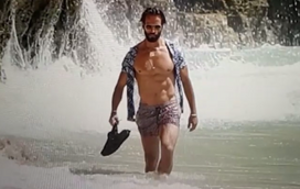 Ricardo Guedes exibe corpo de sonho ao sair do mar