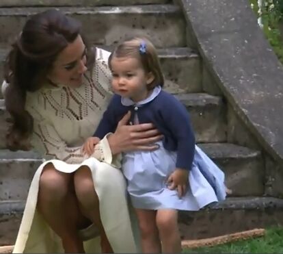 Príncipes George e Charlotte brincam no jardim