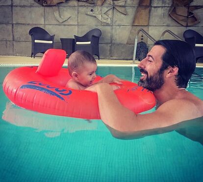 Gustavo Santos tira foto polémica com filho bebé e copo de vinho
