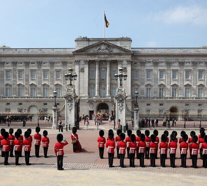 E esta? Agora já pode viver e trabalhar no Palácio de Buckingham... e nem é preciso experiência!