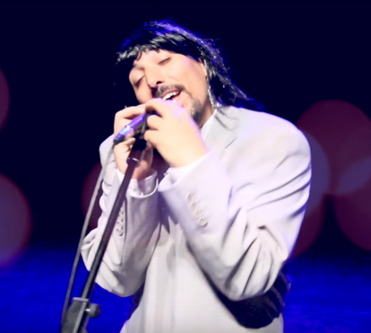 Humorista satiriza Salvador Sobral... e nem canta mal 