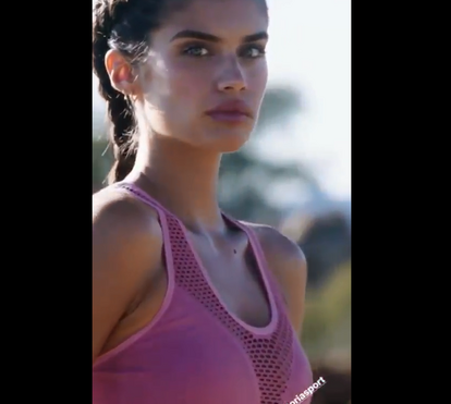 Sara Sampaio despe -se para promover sutiã desportivo