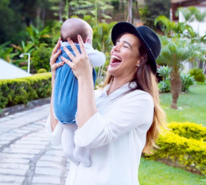 Famosos prestam emocionantes homenagens à melhor mãe do mundo