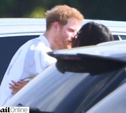 Príncipe Harry aos beijos num parque de estacionamento