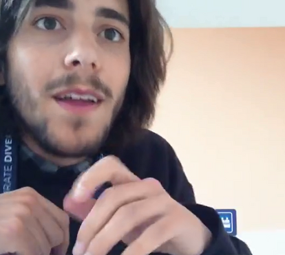 Salvador Sobral 'toca' trompete na casa de banho em Kiev