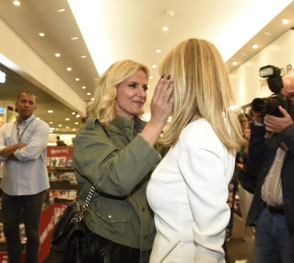 Emocionada com luto da jornalista, Cristina acarinha Judite
