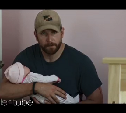 Bradley Cooper brinca com a filha 'falsa'
