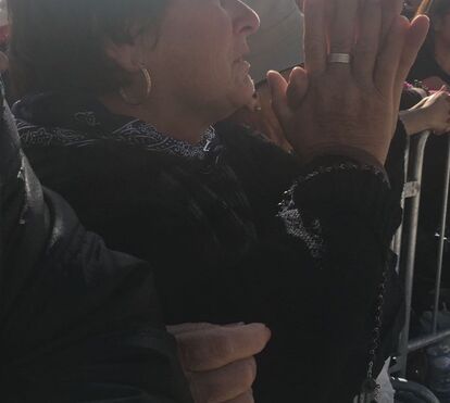 Gente feliz com lágrimas e a entoar cânticos ao Papa Francisco no Santuário