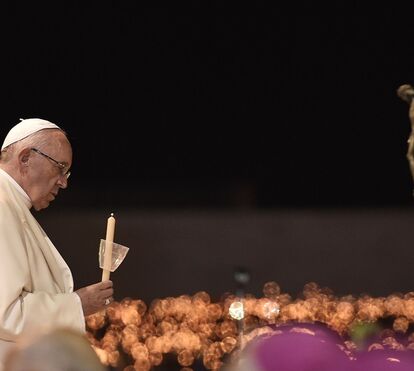 Inédito: Francisco foi a pé na procissão das velas 