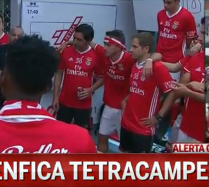 Luís Filipe Vieira fala aos jogadores nos balneários