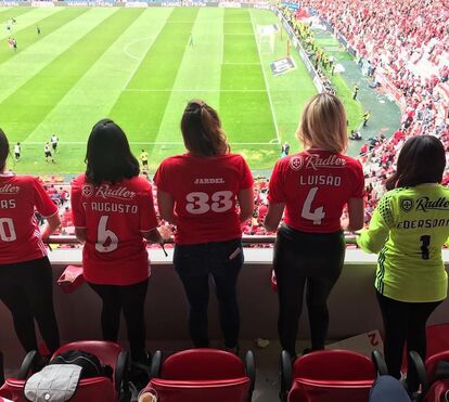 Mulheres dos jogadores festejam vitória do Benfica