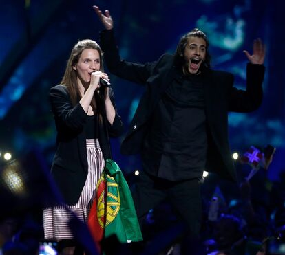 Namorada de Salvador Sobral protagoniza cenas ousadas na TV