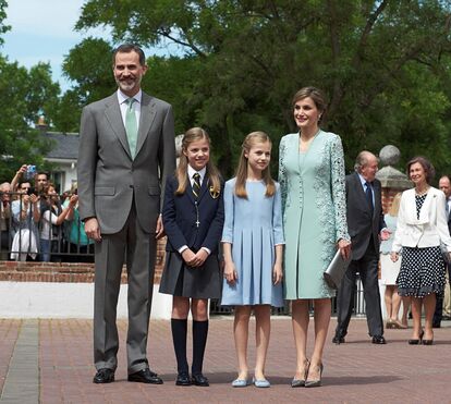 Infanta Sofia recebe sacramento da comunhão