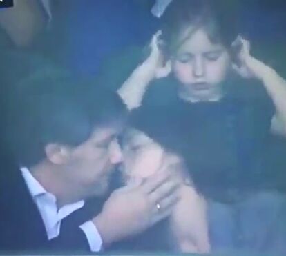 Bruno de Carvalho troca beijos apaixonados na tribuna presidencial de Alvalade