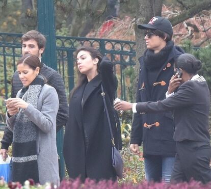 Cristiano Ronaldo e Georgina com amigos na Disneyland de Paris