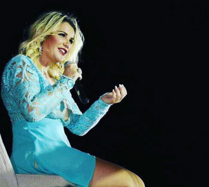 Katia Aveiro canta 'Ressuscita-me' em altar de igreja evangélica 