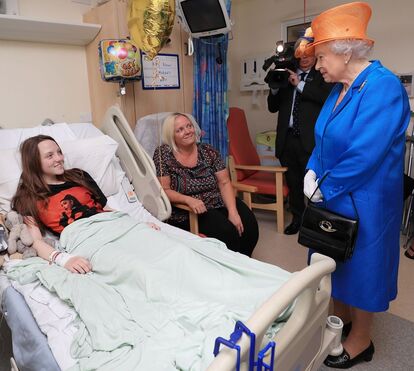 Isabel II reconforta crianças e adolescentes vítimas do atentado de Manchester