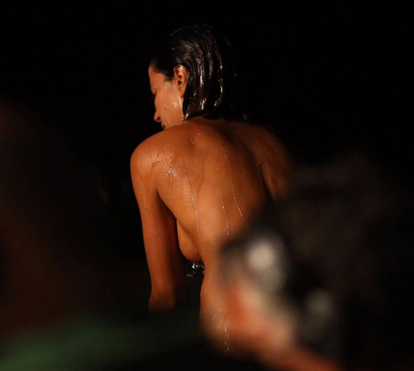 Dânia Neto completamente nua no filme 'Perdidos'