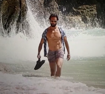 Ricardo Guedes exibe corpo de sonho ao sair do mar