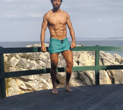 Ricardo Guedes exibe corpo de cortar a respiração 